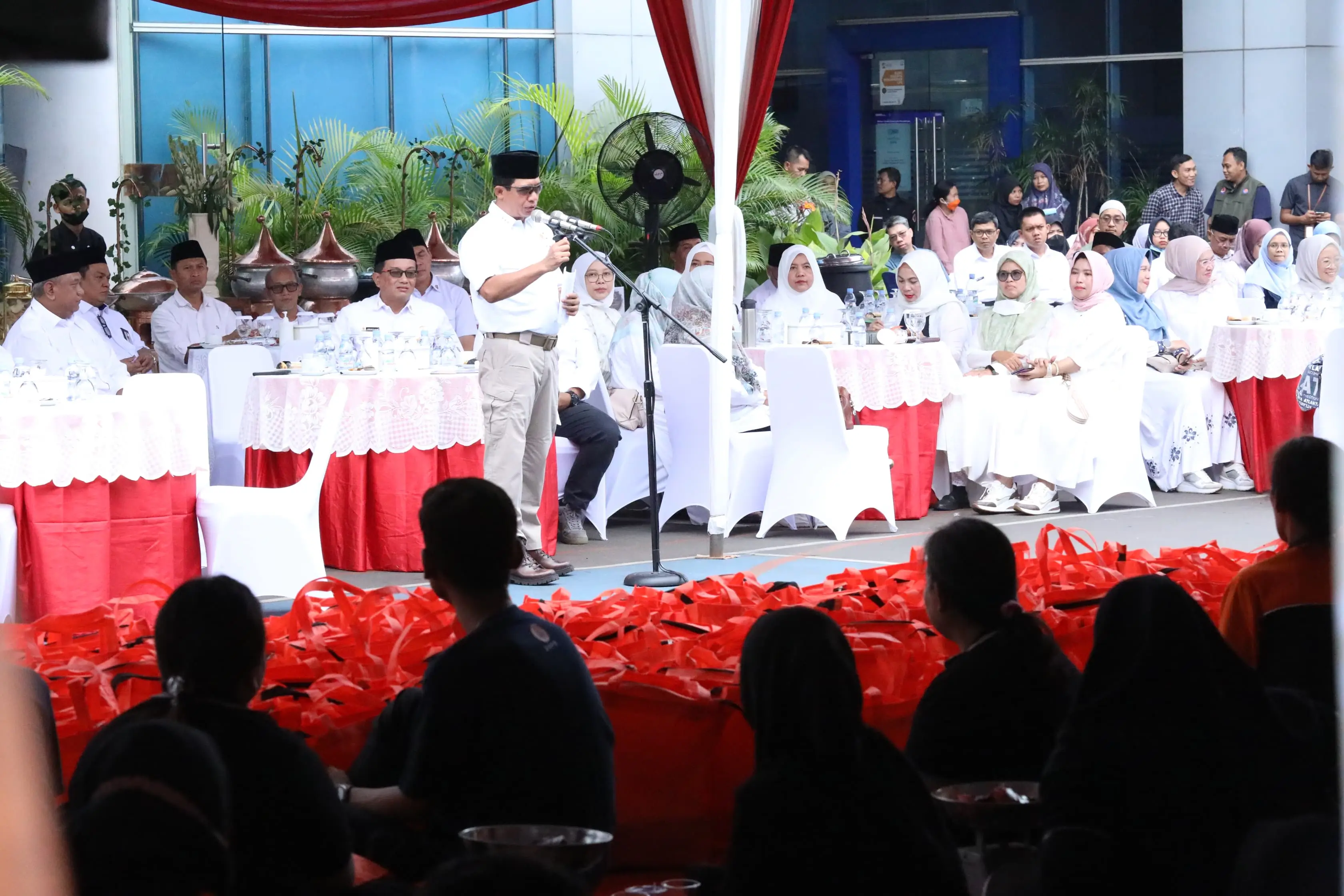 Kepala BNPB Letjen TNI Suharyanto, S.Sos., M.M., saat membuka acara pemotongan dan penyaluran kurban Idul Adha tahun 2024 di Jakarta, Rabu (19/6).